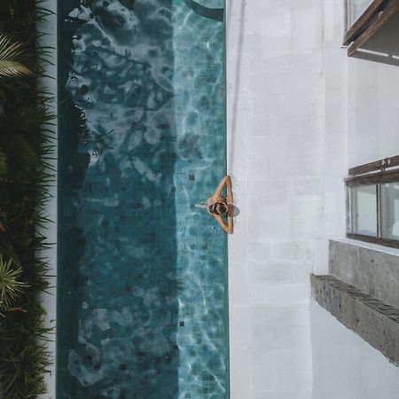 Aster Villa Seminyak エクステリア 写真